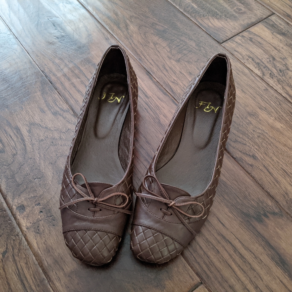 Fin brown flats